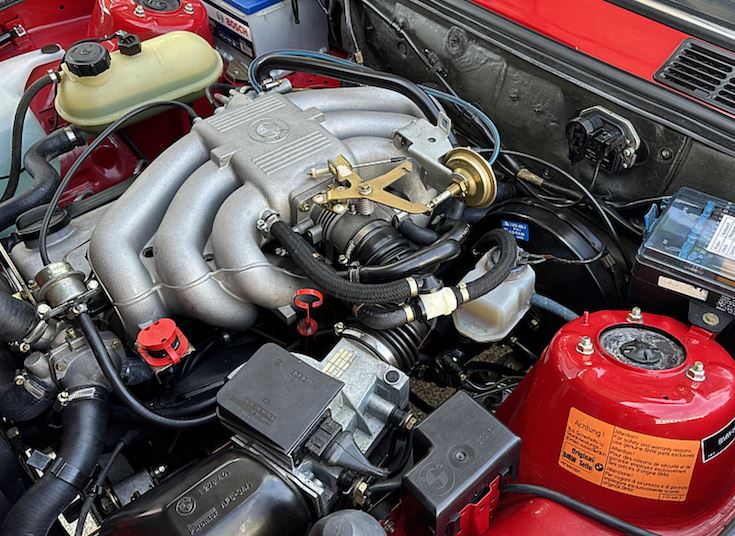 Moteur six cylindres en ligne d’une BMW 323i E30
