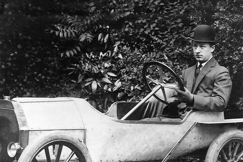 Ettore Bugatti au volant de sa première automobile, la Type 10