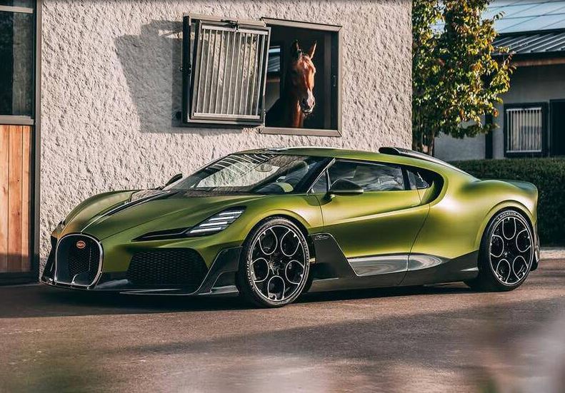 Bugatti Brouillard verte présentée devant une écurie