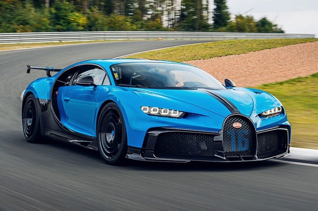 Bugatti Chiron bleue lancée à pleine vitesse sur circuit