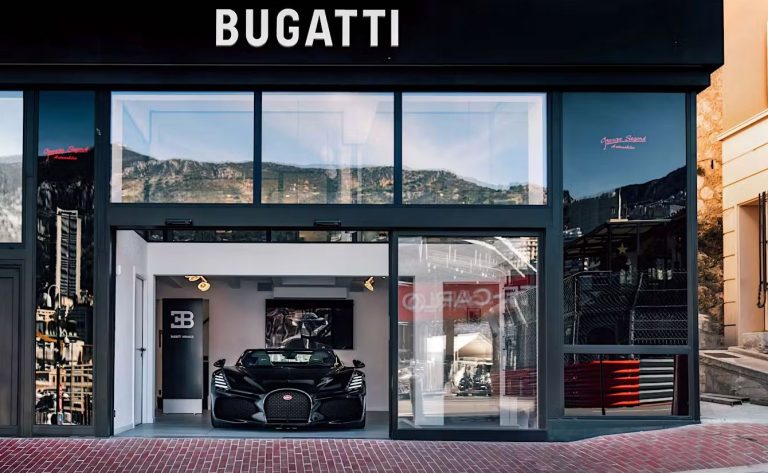 Concession Bugatti Monaco avec une Bugatti exposée dans le showroom
