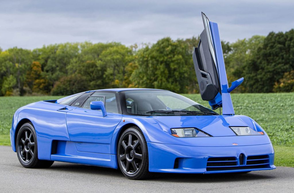 Bugatti EB110 bleue avec sa porte ouverte
