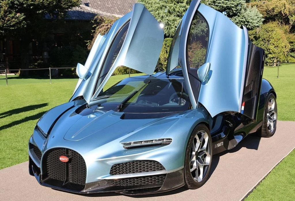 Bugatti Tourbillon bleue avec ses portes ouvertes