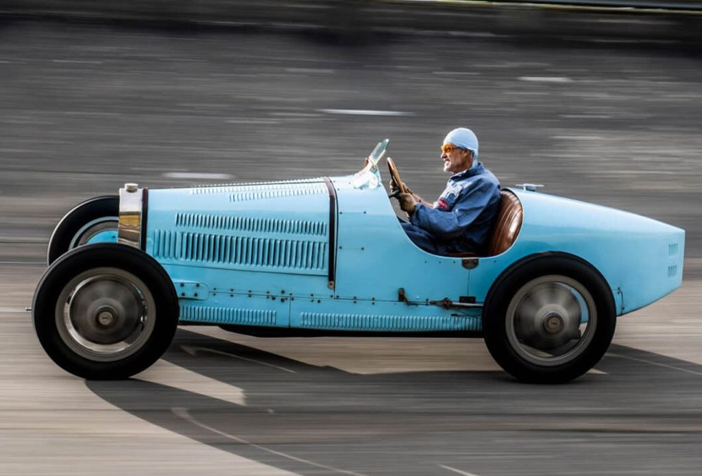 Bugatti Type 35 bleue en pleine vitesse sur circuit
