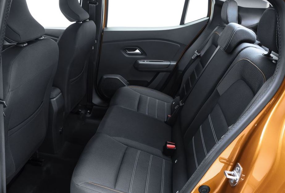 Places arrière de la Dacia Sandero illustrant l'espace proposé aux passagers
