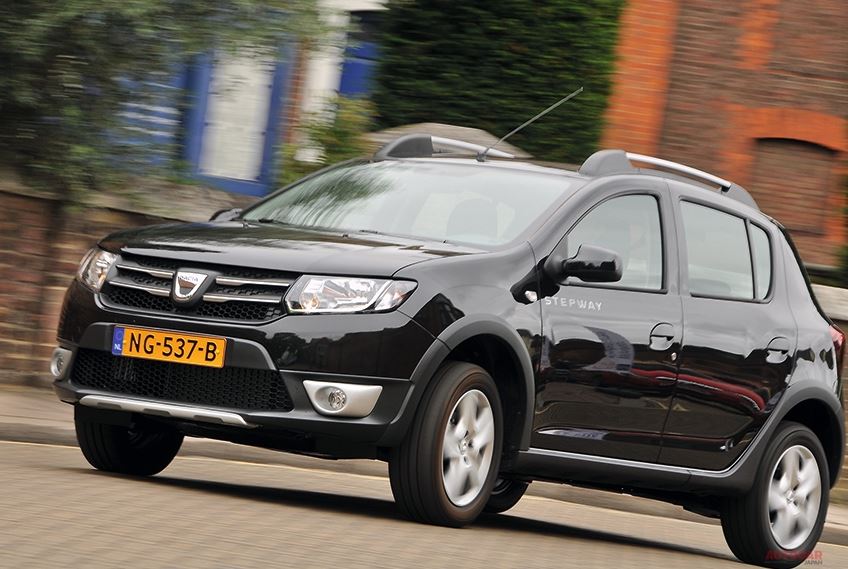 Dacia Sandero Stepway en vue trois quarts avant sur route