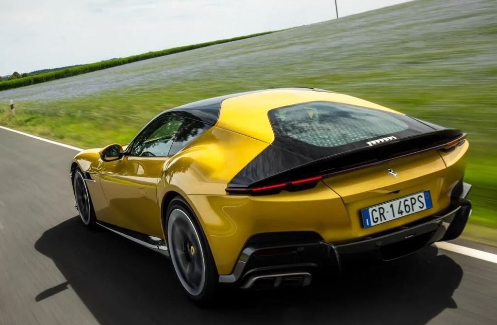 Ferrari 12Cilindri jaune vue de trois-quarts arrière sur route