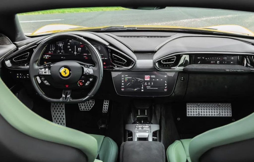 Habitacle de la Ferrari 12Cilindri avec ses trois écrans numériques