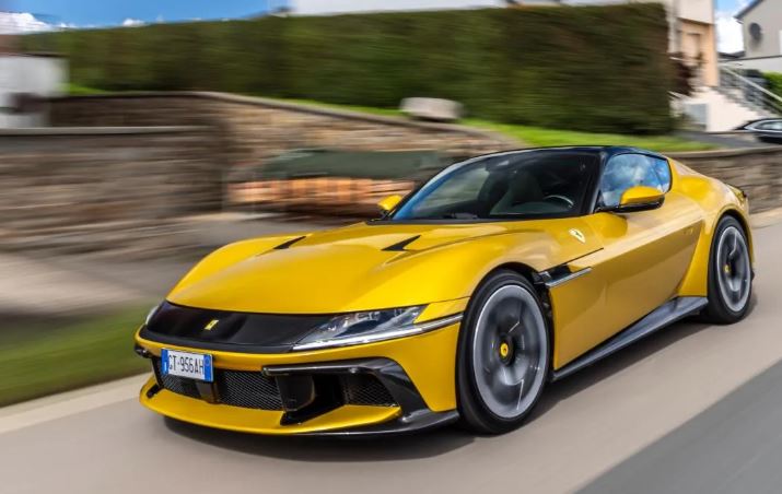 Ferrari 12Cilindri jaune avec V12 atmosphérique de 830 ch