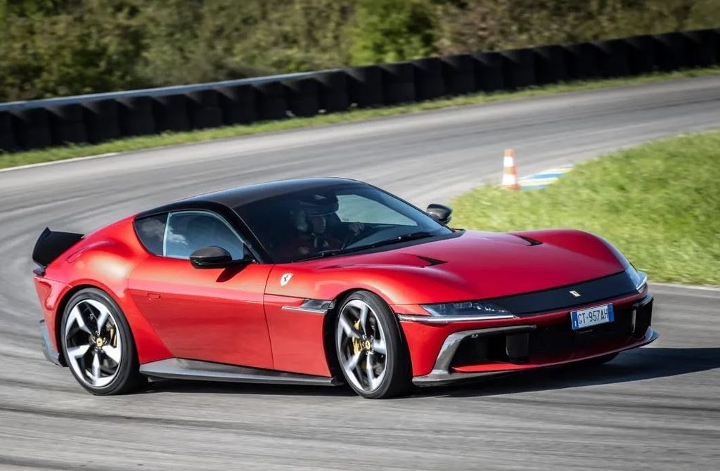 Ferrari 12Cilindri rouge en conduite sportive sur circuit
