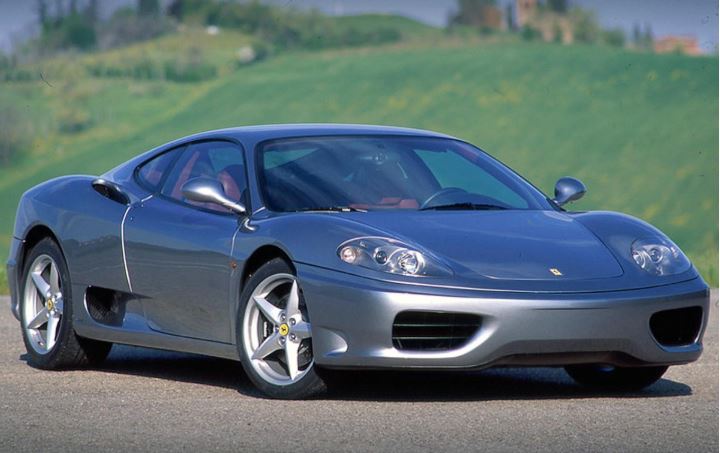 Ferrari 360 Modena grise vue de trois quarts avant sur route