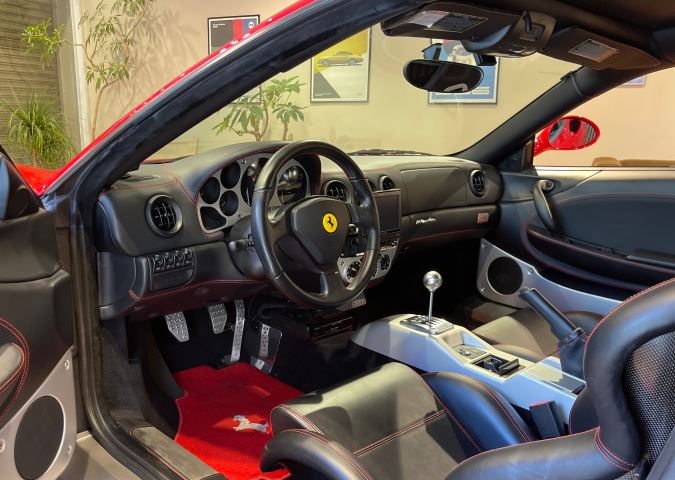 Habitacle de la Ferrari 360 Modena avec boîte manuelle à grille métallique