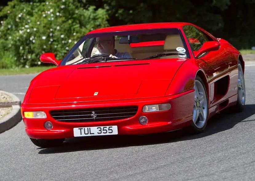 Ferrari F355 rouge vue de trois quarts avant gauche