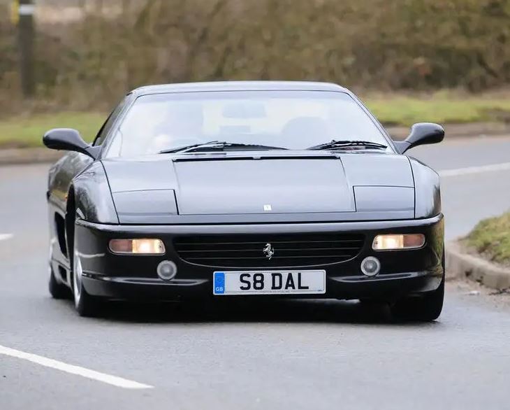 Face avant d’une Ferrari F355 avec ses phares escamotables