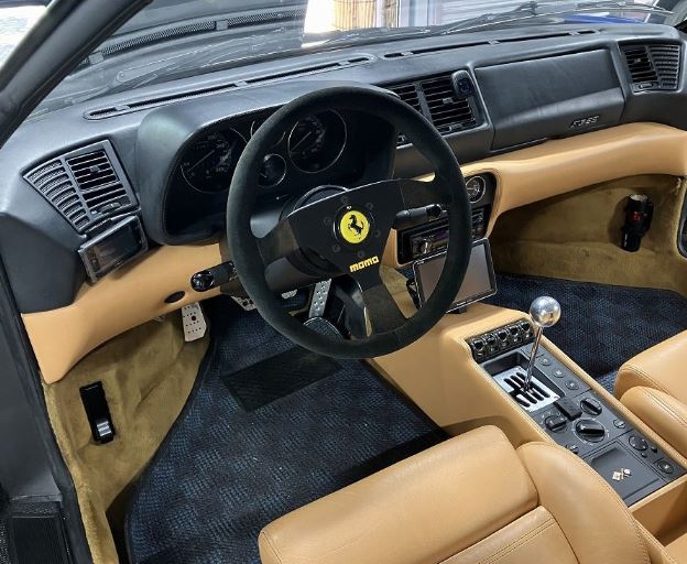 Habitacle de Ferrari F355 avec boîte manuelle à grille métallique