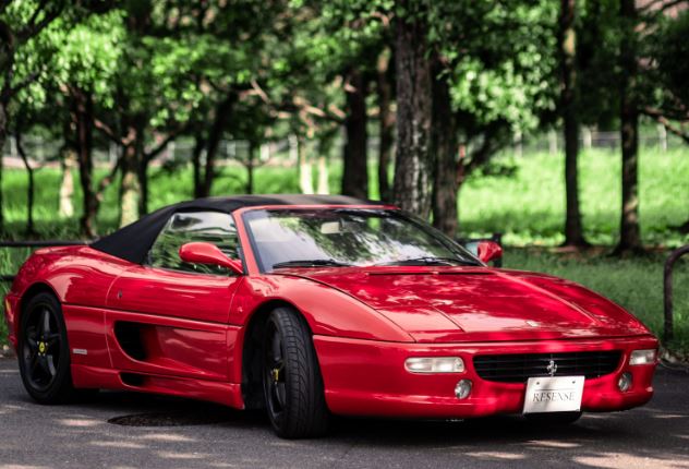 Ferrari F355 Spider rouge avec capote fermée