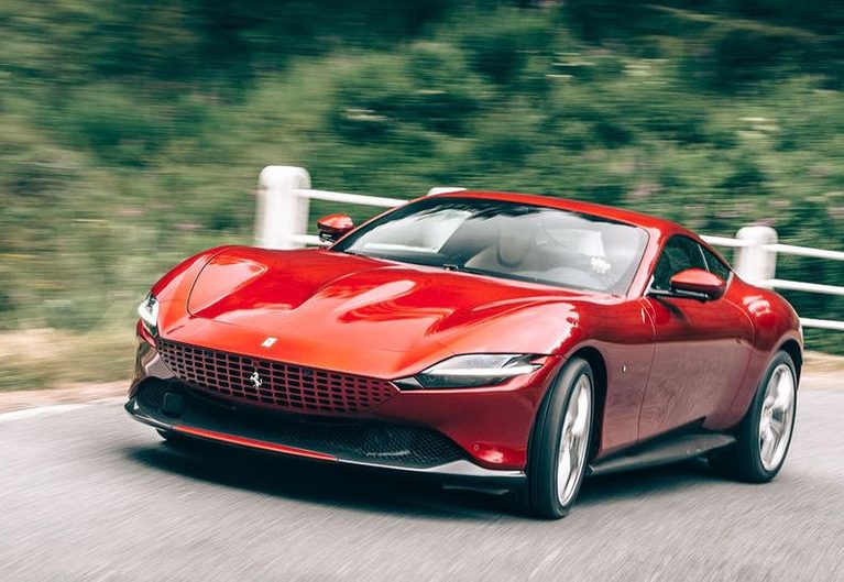 Ferrari Roma vue de trois quarts avant gauche
