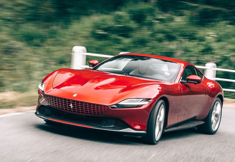 Ferrari Roma vue de trois quarts avant gauche