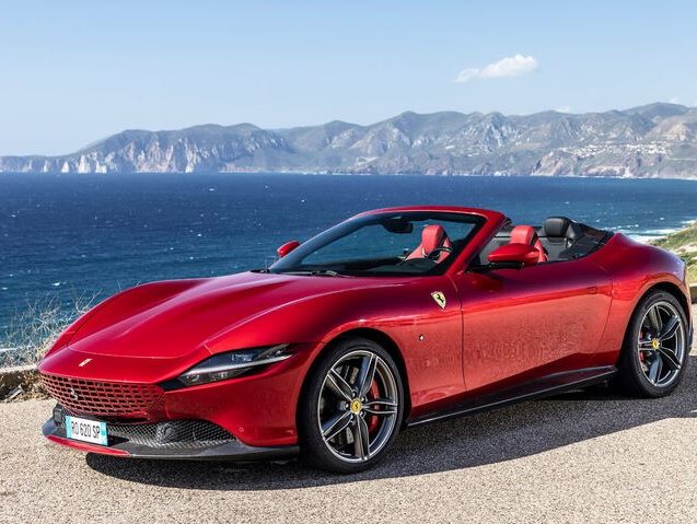 Ferrari Roma Spider avec sa capote ouverte