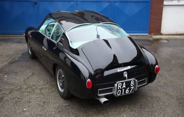 Abarth 750 GT Double Bulle noire vue de trois quarts arrière, avec sa carrosserie Zagato en aluminium et son toit à double bossage caractéristique.