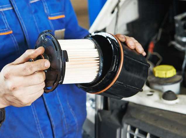 Remplacement d'un filtre à carburant lors de l'entretien d'une voiture