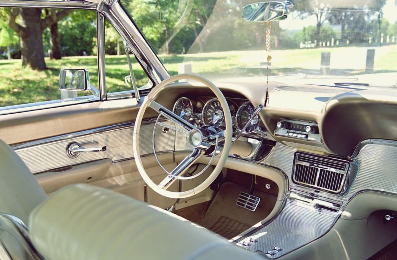 Intérieur d'une Ford Thunderbird Bullet Bird de 1963 avec son tableau de bord panoramique