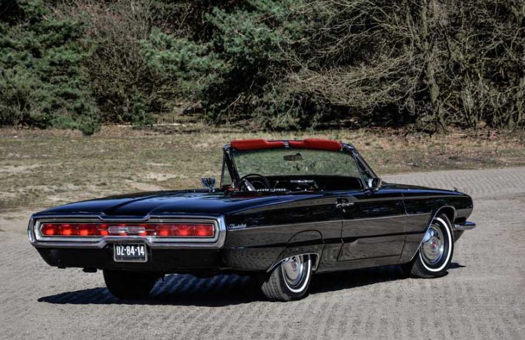 Arrière d'une Ford Thunderbird cabriolet de 1966, l'une des générations les plus emblématiques