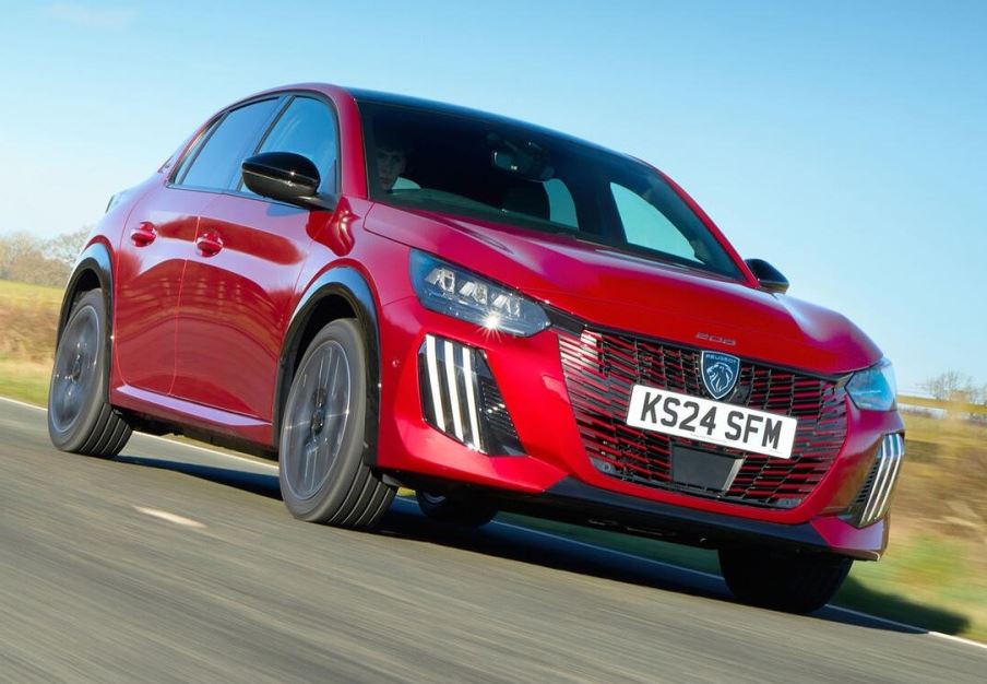 Peugeot 208 actuelle rouge roulant sur route