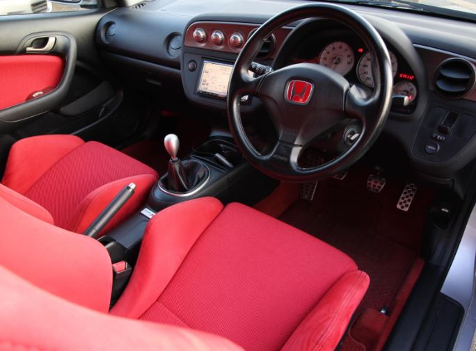 Habitacle de la Honda Integra Type R avec sièges baquets rouges