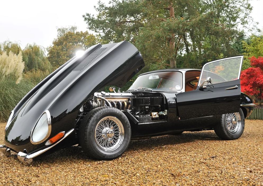 Jaguar Type E Série 1 avec capot et portes ouverts