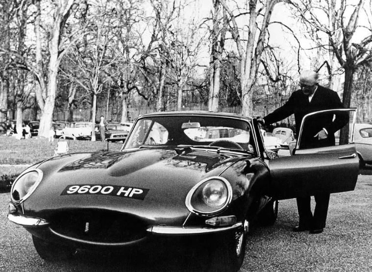 Sir William Lyons aux côtés de la première Jaguar Type E