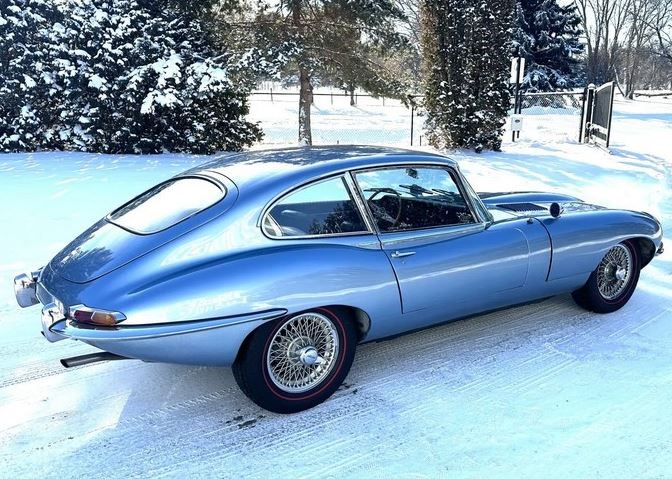 Jaguar Type E 2+2 vue de trois quarts arrière