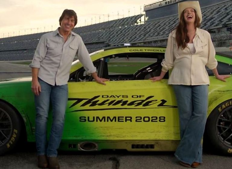 Tom Cruise et Anne Hathaway devant une voiture NASCAR pour Jours de tonnerre 2