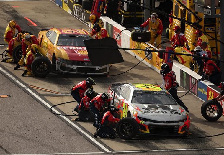 Voiture NASCAR Next Gen dans les stands avec son équipe