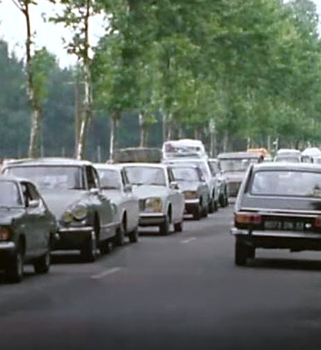 Circulation automobile en France dans les années 70, dominée par les voitures populaires de l’époque