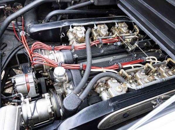 Moteur V12 de Lamborghini Countach avec ses carburateurs et son implantation centrale arrière