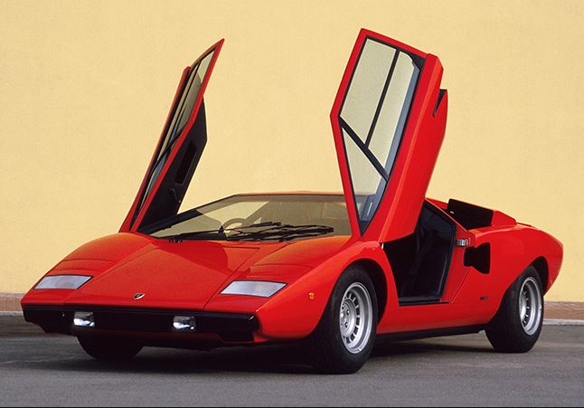 Lamborghini Countach rouge portes en élytre ouvertes, image emblématique des posters de supercars