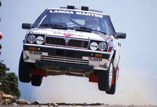 Lancia Delta Integrale en rallye en plein saut sous les couleurs Martini