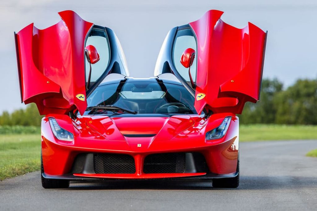 LaFerrari rouge vue de face avec ses portes ouvertes