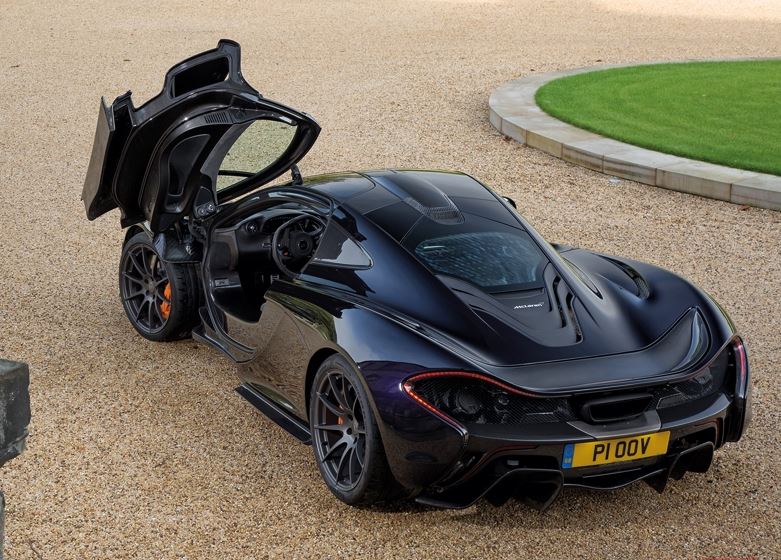 McLaren P1 noire vue de trois quarts arrière avec sa porte ouverte