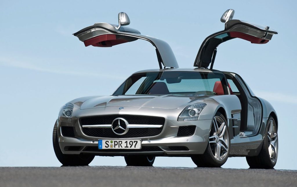 Mercedes SLS AMG argent avec ses célèbres portes papillon ouvertes