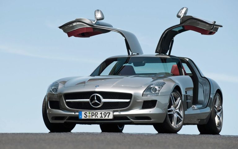 Mercedes SLS AMG argent avec ses emblématiques portes papillon ouvertes