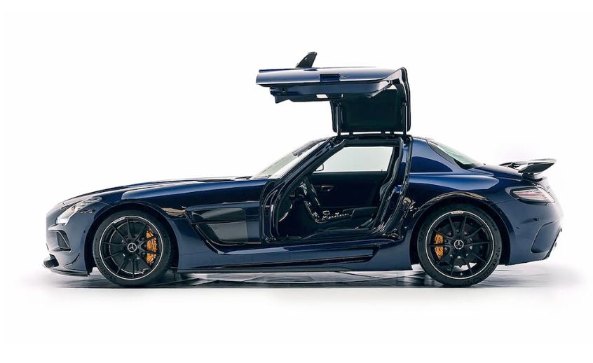 Mercedes SLS AMG Black Series de profil avec une porte papillon ouverte
