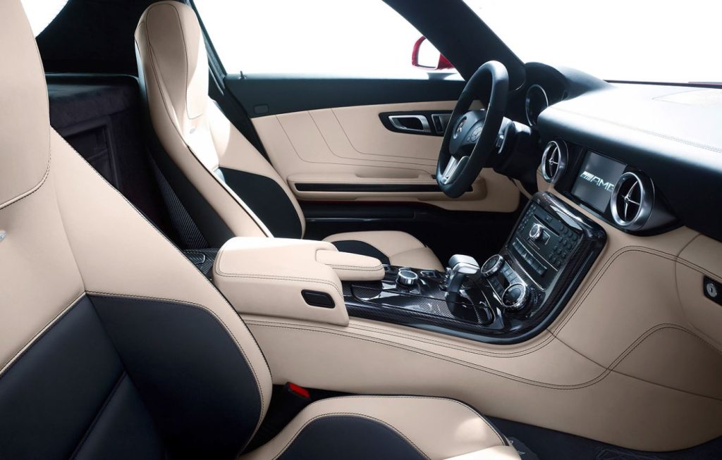Intérieur de la Mercedes SLS AMG avec sa console centrale et ses sièges sport
