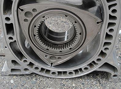 Rotor triangulaire d'un moteur rotatif Wankel dans son carter épitrochoïdal