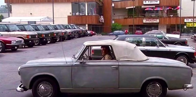 Peter Falk au volant de la Peugeot 403 cabriolet de Columbo dans la série télévisée