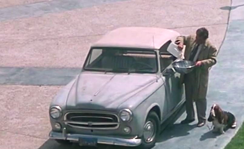 Columbo nourrit son chien à côté de sa Peugeot 403 cabriolet