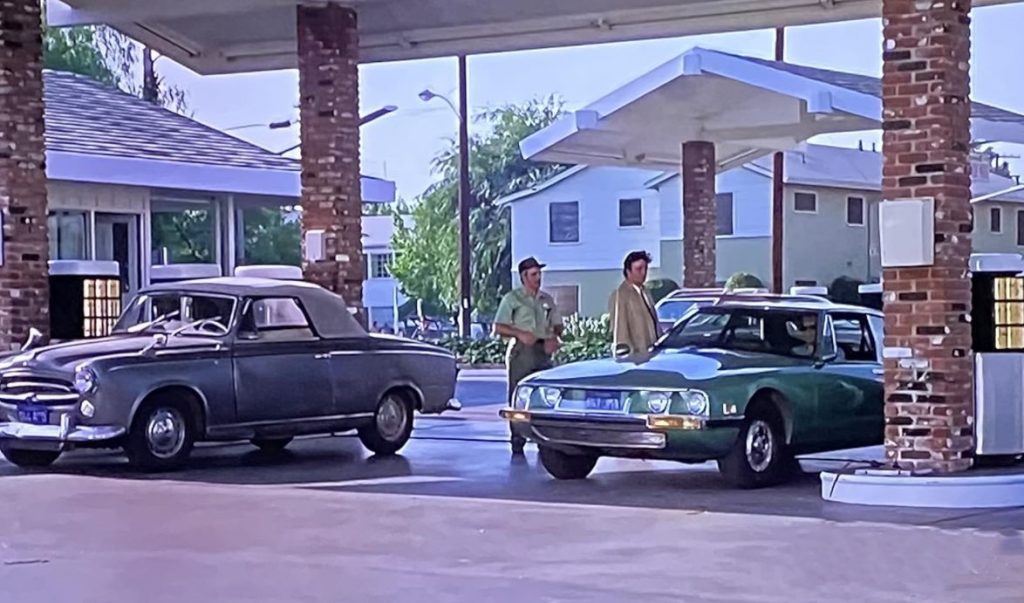 La Peugeot 403 de Columbo stationnée aux côtés d'une Citroën SM dans un épisode