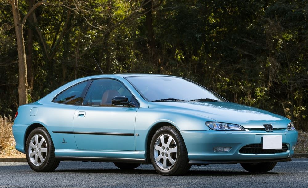 Peugeot 406 Coupé bleu clair vue de trois-quarts avant, dessinée par Pininfarina.
