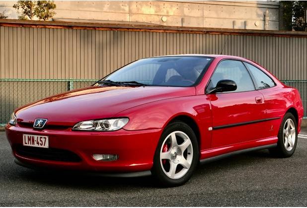 Peugeot 406 Coupé rouge vue de trois-quarts avant gauche.
